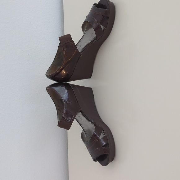 Cute brown patent Marc Fisher wedges - Picture 3 of 9